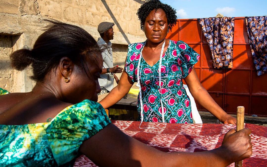 Batiktraining voor gehandicapten in Tanzania