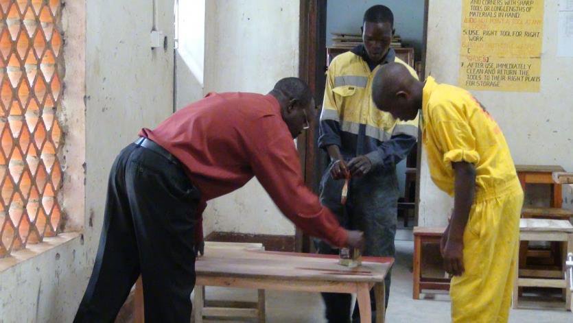Gereedschappen voor ambachtsschool in Oeganda