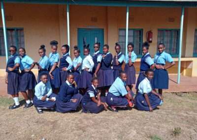 Leermiddelen voor huishoudkunde lessen aan de OLV Meisjesschool in Meru – Oost Kenia