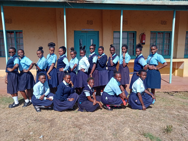Leermiddelen voor huishoudkunde lessen aan de OLV Meisjesschool in Meru – Oost Kenia