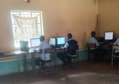Computerkennis een verplicht vak op Lambwe middelbare school – Homa Bay, Kenia